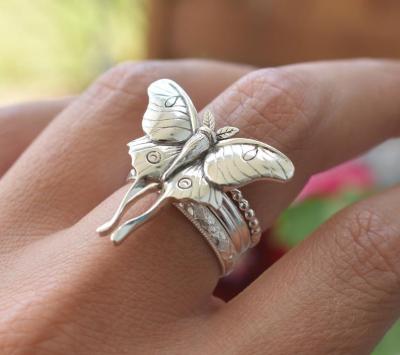 China Hot Sale Vintage Fashion Jewelry Rings Retro Elegant Butterfly Ring Wedding Engagement Party Vintage Metal Rings For Women for sale