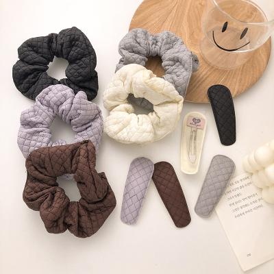 China 2021 Popular Fashionable Stylish Hair Scrunchies And Matching Hair Clip Women Leather Scrunchies for sale