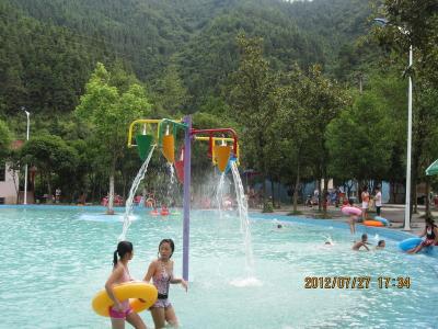 China Van het het Parkmateriaal van kinderenaqua de Grappige Tippende Emmer voor Openbaar Zwembad Te koop