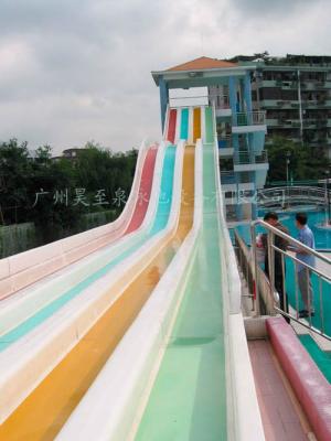 China Dia van het de Regenboogwater van het Aquapark de veelvoudige, Grote lange Fiberglasdia's Te koop