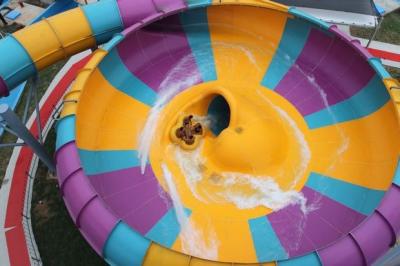 China Riesiger Fiberglas-Raum-Schüssel-Wasser-Park schiebt mit Pool für Familienurlaub-Erholungsort zu verkaufen