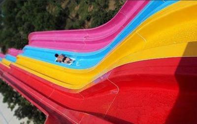 China 6 Wege bewegen große Fiberglas-Regenbogen-Wasserrutsche 10m mit hohem Schweinefutter wellenartig zu verkaufen