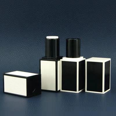 China Luxury cosmetic lipstick packaging case lip bam 2022 low moq new 12.1mm lipstick cosmetic container black white tube for sale