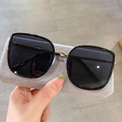 China Fashion Sunglasses Fashion Fashion Oversized Metal Frame Women Sunglasses Hot Selling Ladies Square Sun Glasses for sale