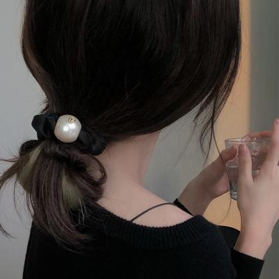 China High-end original fresh style 20ACH037 pearl hair tie hair a small band black large intestine hair elastic ring for sale