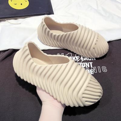 China SHOCK ABSORBING Water Shoes Summer Clog Yeezy Foam Runners Casual Yeezy Men's Sandals Sports Women's Sandals for sale