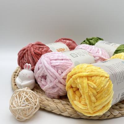 Chine Le fil 100% de Chenille de velours de polyester a adapté le fil aux besoins du client coloré teint de crochet à vendre