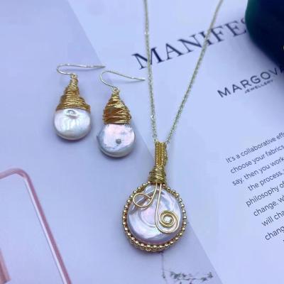 China FASHIONABLE Baroque Large Round Flat Pearl Necklace And Earring Set Luxury Bride Wedding Jewelry Set Copper Wire Wrapping Jewelry for sale