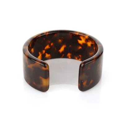 China Girls Hair Decoration Texture Tortoiseshell Acetate Luxury Wide Cuff Bracelets Personalized Acrylic Texture Cuff Bracelet for sale