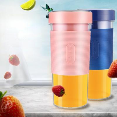 China Rechargeable Juicer Mini Portable Household Electric Juicer Refillable Cup Juicer for sale