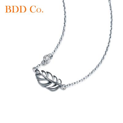 China Wholesale 2021 FASHIONABLE Classic Moissanite Jewelry 18K Solid Gold Lab Diamond Necklace Leaf Shaped Pendant Necklace for sale