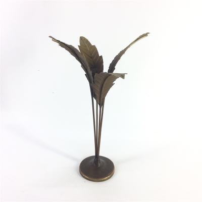 China Leaf design candle holder hot sale industrial style handmade floor stand candle holder with special leaf design en venta