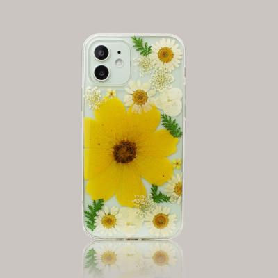 China New Arrival Shockproof Real Epoxy Dry Flowers Cell Phone Cases Girls Flower Case For iPhone 6 7 8 X 11 12 for sale