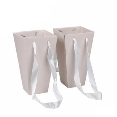 China Recyclable Creative Design Bouquet Bag Gift Bag Portable Paper Bag for sale