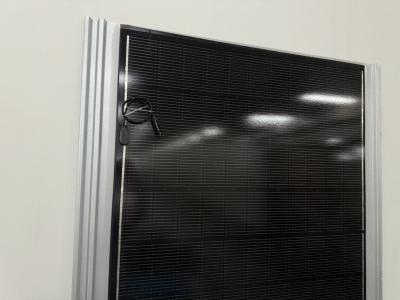 Chine Modules solaires BIPV en acier plat noir avec tension de circuit ouvert 48,65 V et puissance maximale de 530 W à vendre