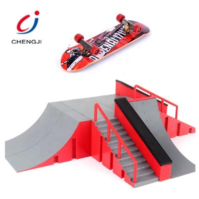 China Indoor Cheap Plastic Mini Fingerboard Park, Fingerboard Skateboard Ramp Skateboard Kit Desk Table Finger Skateboard Training Game for sale