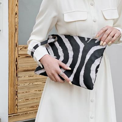 China Fashion style retro leopard print envelope bags fashion flat bag new design women pu leopard leather clutch bags for sale