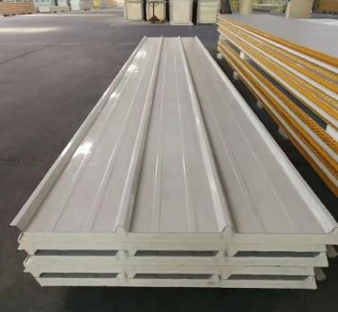 China Materiales de construcción aislamiento térmico ligero tablero corrugado diseño de techo PU panel de sándwich en venta