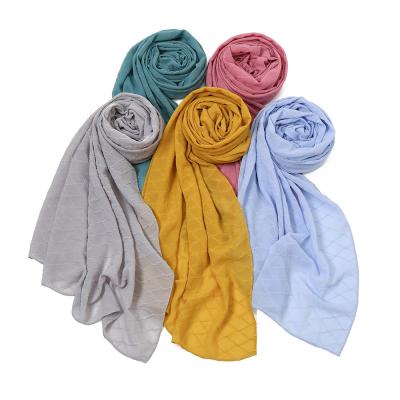 China Wholesale Simple Long Chiffon Scarf 2021 New Fashion Design Rhombus Gaid Ladies Hood Hijab Pleated Muslim Scarves for sale