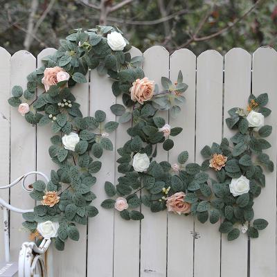 China Falsas flores de boda de plástico Rosa Eucalyptus Vinas a granel en venta