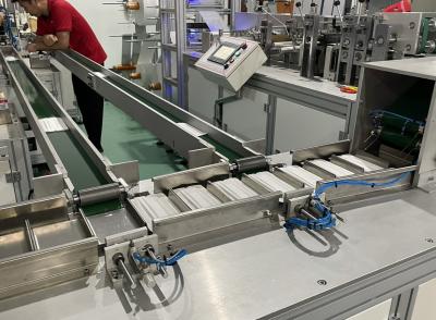 Cina Macchina per la fabbricazione di maschere facciali 120pcs/min Completamente automatizzata Un operatore per da una a tre maschere in vendita