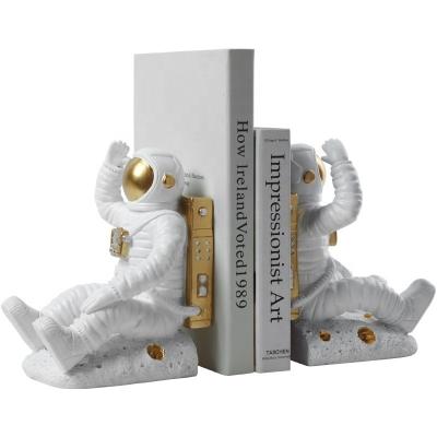 China Decoration Catches Shake Head Dolls Wholesale Resin Astronaut Figurine Bookends Bookends Decoration Sculpture For Promotional for sale