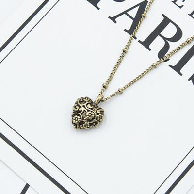 China BEEF Pendant Necklace Gold Vintage Vintage Women's Queer Floral Patterned Heart Necklace Daily Wedding Party for sale