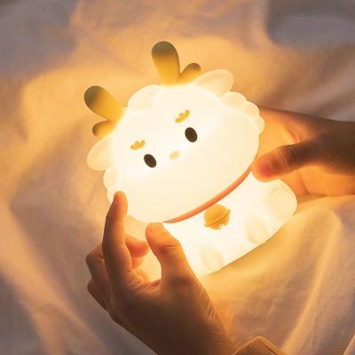 China Smart Voice Light Dragon Charge Com Dormir Silicone Pat Creative Night Light Regalo Atmosfera Colorida Luz à venda