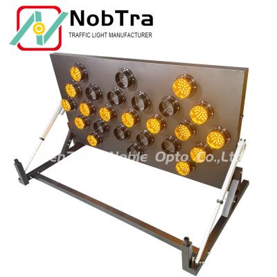 China Zonnebatterij LED-pijlbord met 25 Amber-LED's voor voertuig- of aanhangwagenmontage Te koop