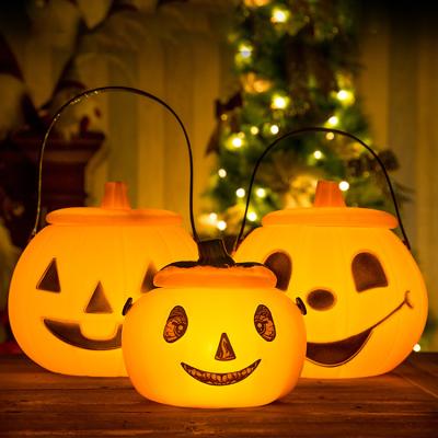 China Portable PVC+LED Halloween Pumpkin Lantern With Cover Party Decoration Kids Toy Candy Bag Halloween Led Light Up Bucket for sale