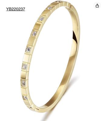 China Exaggerated Vintage Store Level Brand Rhinestone Buckle Bracelet 18k Gold Stainless Steel Bracelet for sale