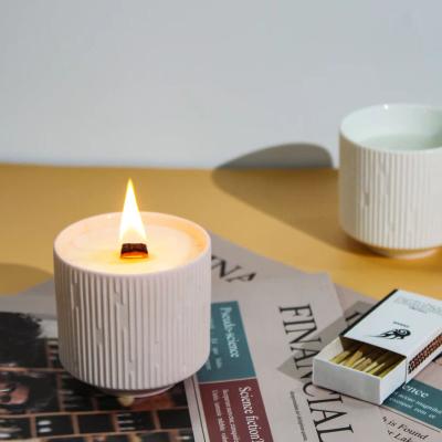 China Eco-enviroment Decor Wholesale Custom Wedding Wooden Wick Scented Candle Soy Wax Luxury Candles With Candle Jar for sale