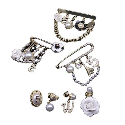 China Wholesale Eco-Friendly Designer Charm Hoops Shoe Charms Brooch Coat Blazer Cool Decoration Pin Chain for sale