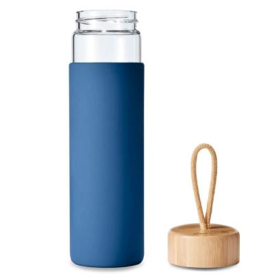 China 20 Ounce Borosilicate Glass Sustainable Water Bottle With Bamboo Lid And Silicone Sleeve for sale