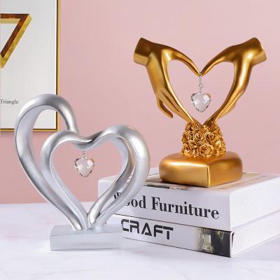 China Home Art And Craft Art Deco Gold Heart Shaped Resin Decoration Ornaments for sale