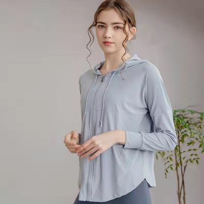 China 2021 New Sports Jacket Breathable Loose Sunscreen Yoga Tops Running Hooded Long Sleeve Sports Fitness Clothing Women for sale