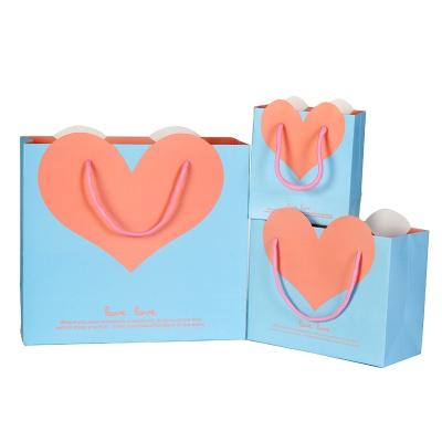 China Recyclable Party Festive Gift Bag Packaging Candy Wedding Paper Bag Portable Heart Shaped Gift Bag for sale