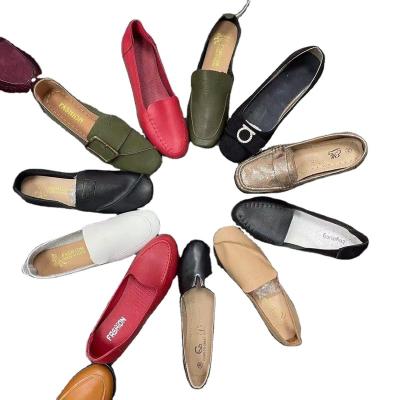 China 2021 Fashion Trend Women's Low Price Belts Woman Shoes Mixed Stock Ladies Shoes Mother's Flat Shoes for sale