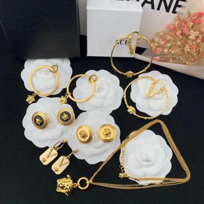 China 2022 V FASHION Luxury Jewelry Set Exaggerated Circle Earring Necklace Pendant Set for sale