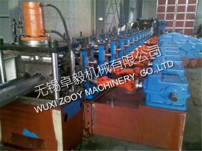 China de Vangrailbroodje die van de hoge snelheidssnelweg Machine met Hydraulische Decoiler vormen Te koop