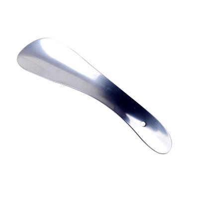 China New eco-friendly producNingbo embody premium metal long handle stainless steel wide shoe spoon shoe aid shoe horn with custom logo for sale