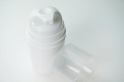 中国 30ml 50ml80ML 100ML 150Ml Snap On Cylindrical Airless Pump Bottles White PP Plastic Material 販売のため