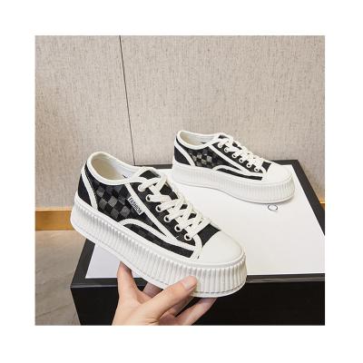 China New Arrival Fashion Trend Size 35-40 Low Top White Black Platform Canvas Shoes For Women 8 for sale