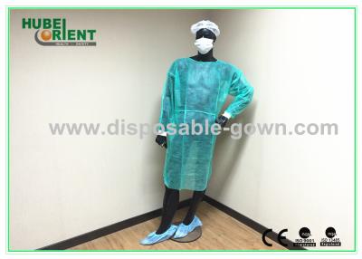 China Vestido disponible del aislamiento con color modificado para requisitos particulares prenda impermeable no tejida suave del vestido de las mangas en venta