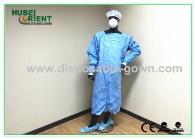 China Vestido de aislamiento médico desechable azul resistente al agua/vestido quirúrgico de protección respirable en venta