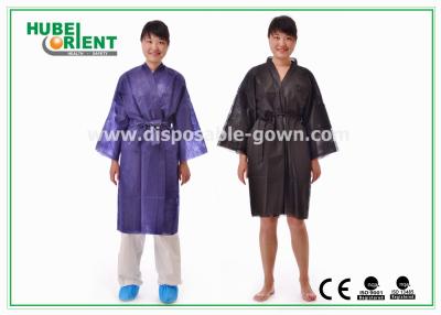 China Einweg-Spa-Kleider aus nicht gewebtem Material aus PP Kimono, schwarz / lila zu verkaufen