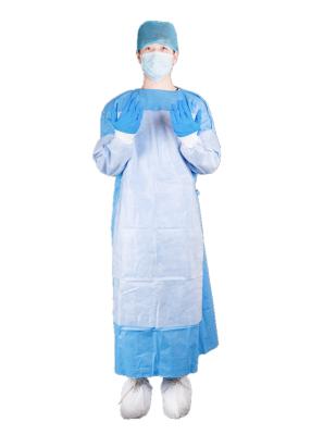 China O vestido cirúrgico descartável de SMS do uso do hospital com material reforçado impede o líquido/sangue à venda