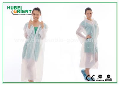 China Waterdichte PE eenmalige beschermkleding, transparante eenmalige poncho regenjas Te koop