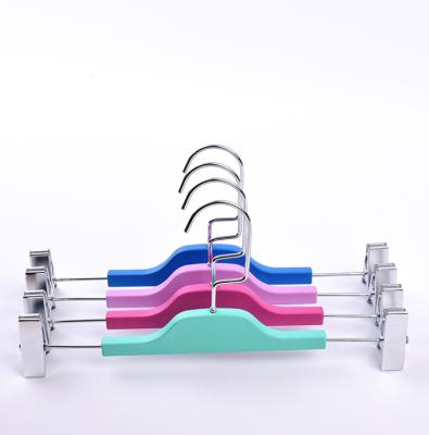 China Modern Hot Sale PP Non-slip Plastic Hangers Colorful Trouser Skirts Hangers for sale