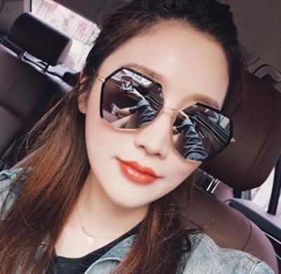 China High Quality Women's Fashion Shades Metal Frame Flat Lens Sunglasses Oversized New Arrivals Retro Sun Glasses for sale